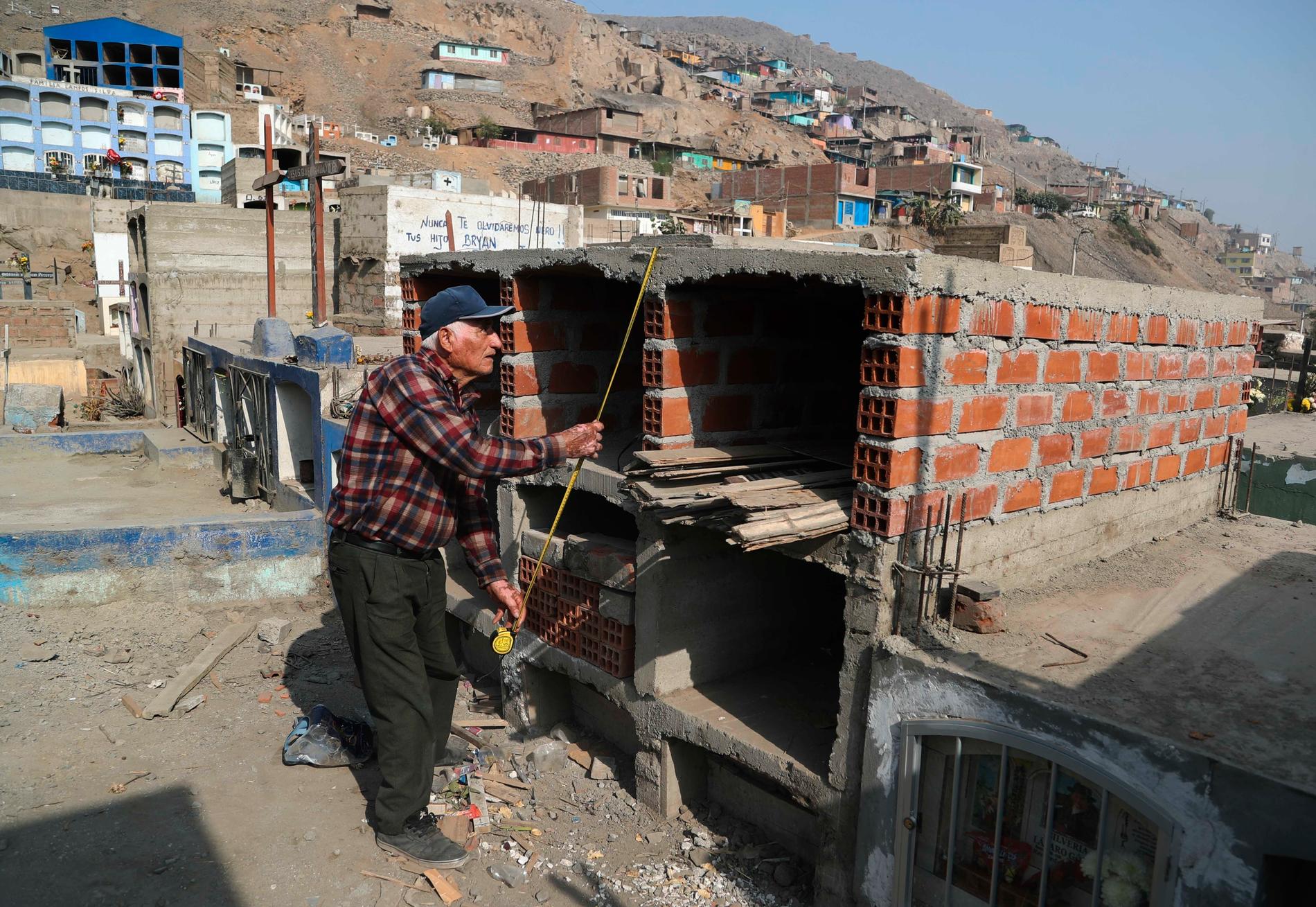 72-årige Victor Coba bygger sin egen grav så att hans familj inte ska behöva tänka på det när han dör.  