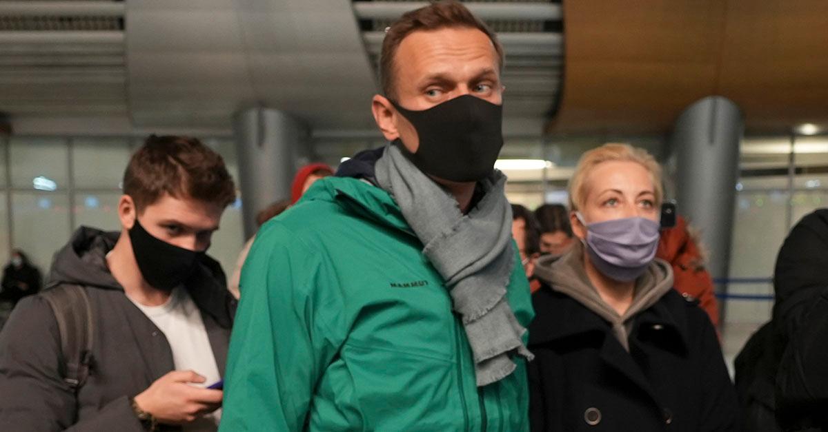 Aleksej Navalnyj och hans fru i kön till passkontrollen när han i går söndag återvände till Ryssland.