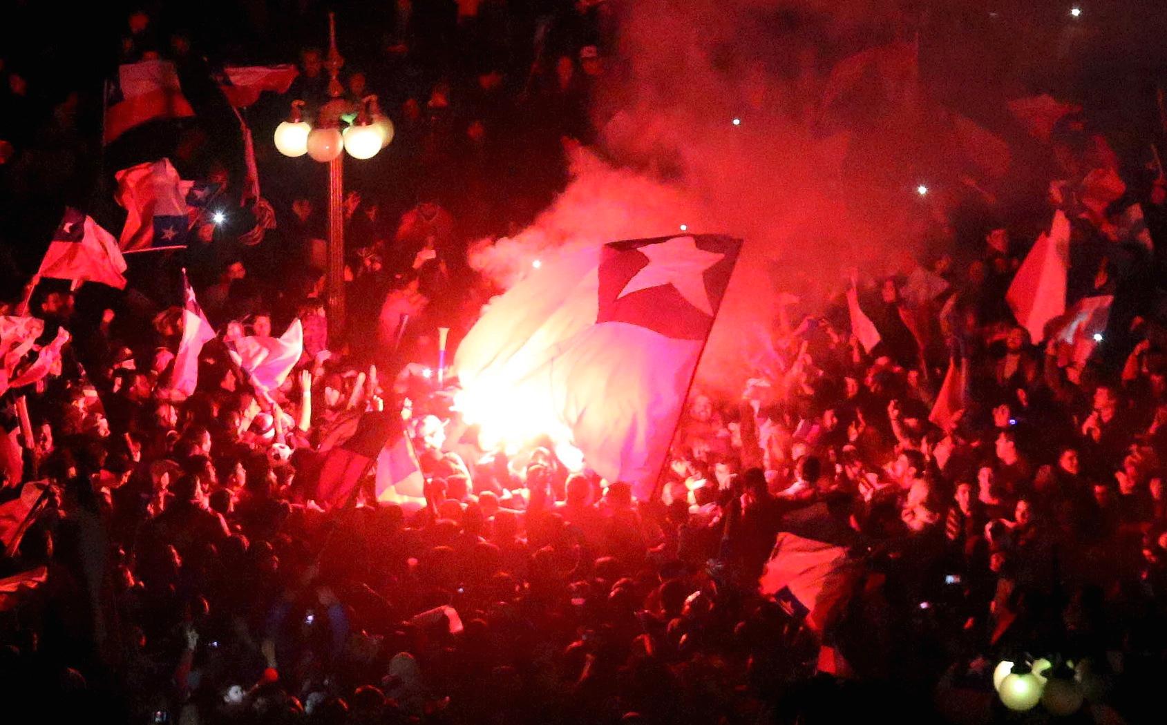 Chilenska fans firade vilt på gatorna i natt.