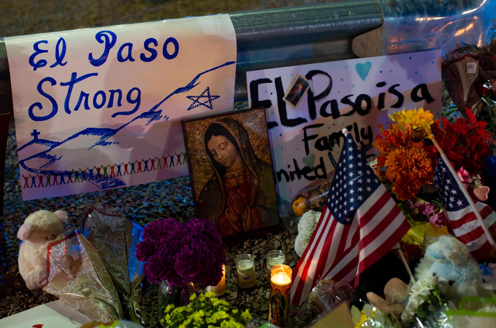 Minnesstund i El Paso, Texas, efter masskjutningen i ett köpcentrum i lördags.