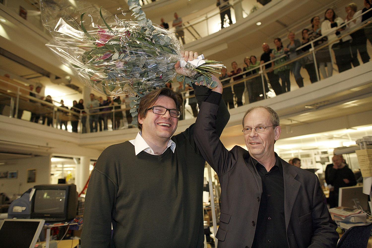 2008 utsågs Jan Helin till ny chefredaktör. Här lyfter tidigare chefredaktören Anders Gerdin upp hans arm i en segergest.