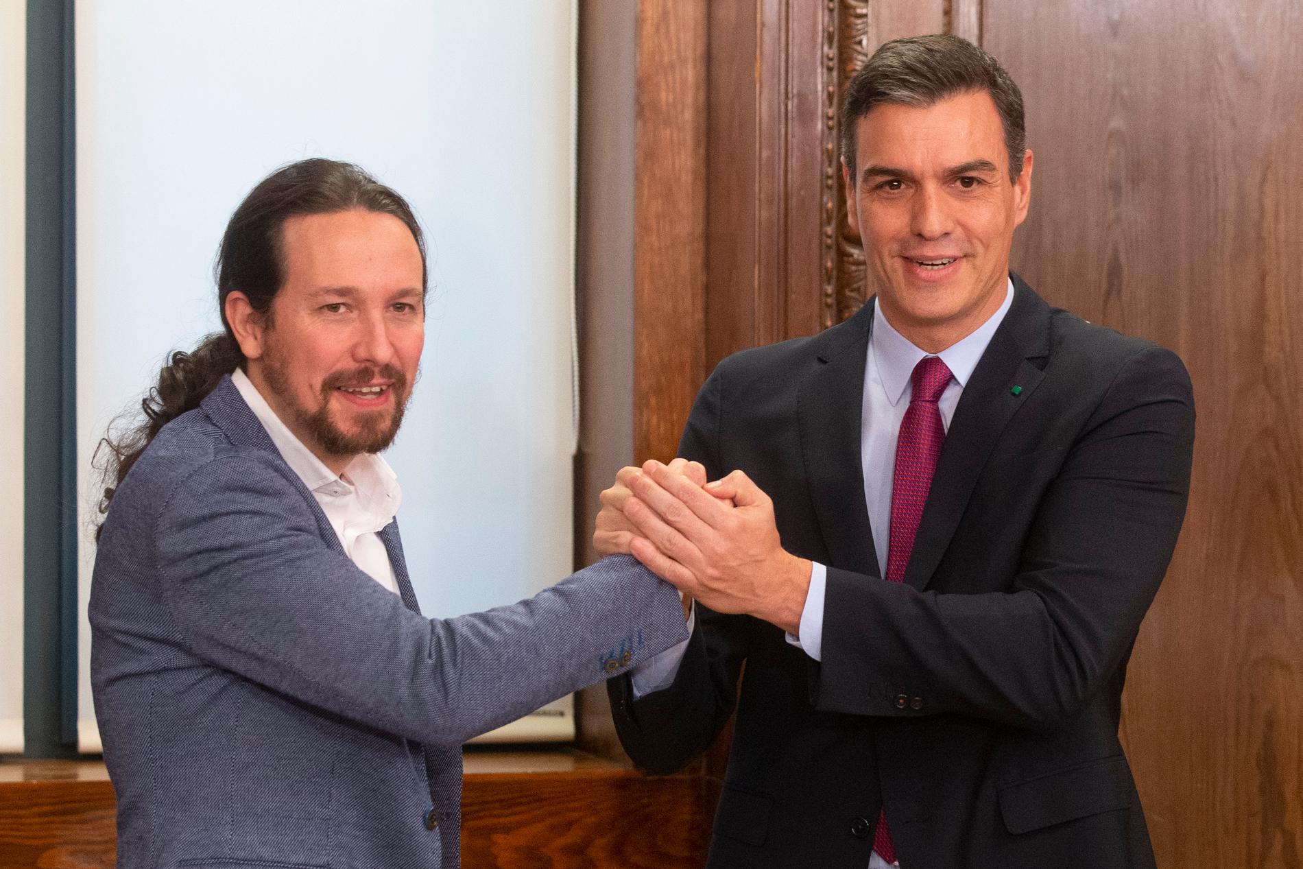 Pedro Sánchez (th) blir regeringschef och Pablo Iglesias vice regeringschef i den koalitionsregering som väntas få grönt ljus av kongressen (parlamentets underhus) i dag. Arkivbild.