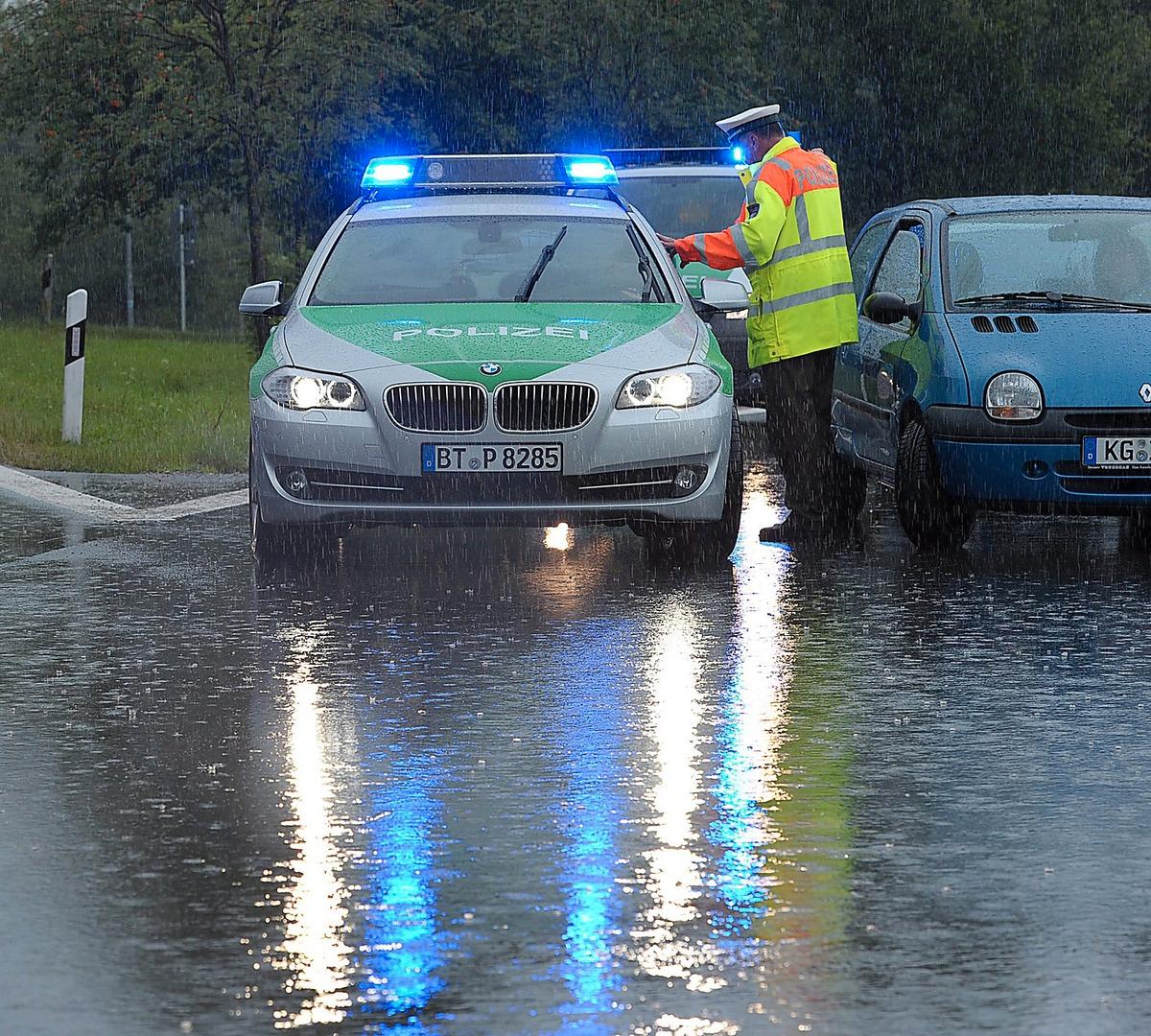 VATTENVÄG I går drog de häftiga skyfallen fram genom Tyskland. Autobahn stängdes av och översvämningar orsakade stora problem på vägarna i södra Tyskland. Nu är ovädret på väg till Sverige.