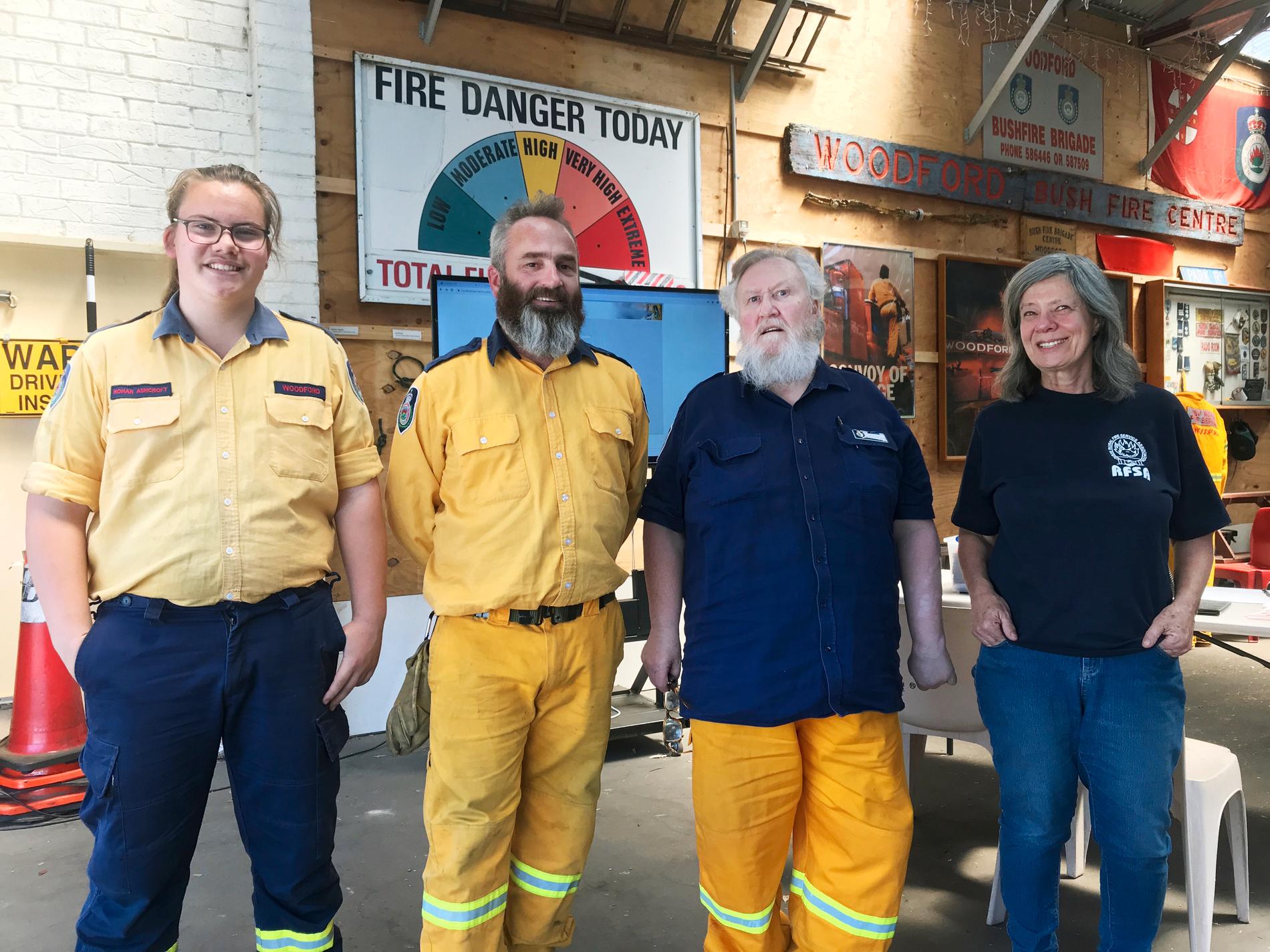 Rohan Ashcroft (till vänster) med sina kolleger Craig, Greg och Carmen vid den lokala frivilliga brandkåren i Woodford.