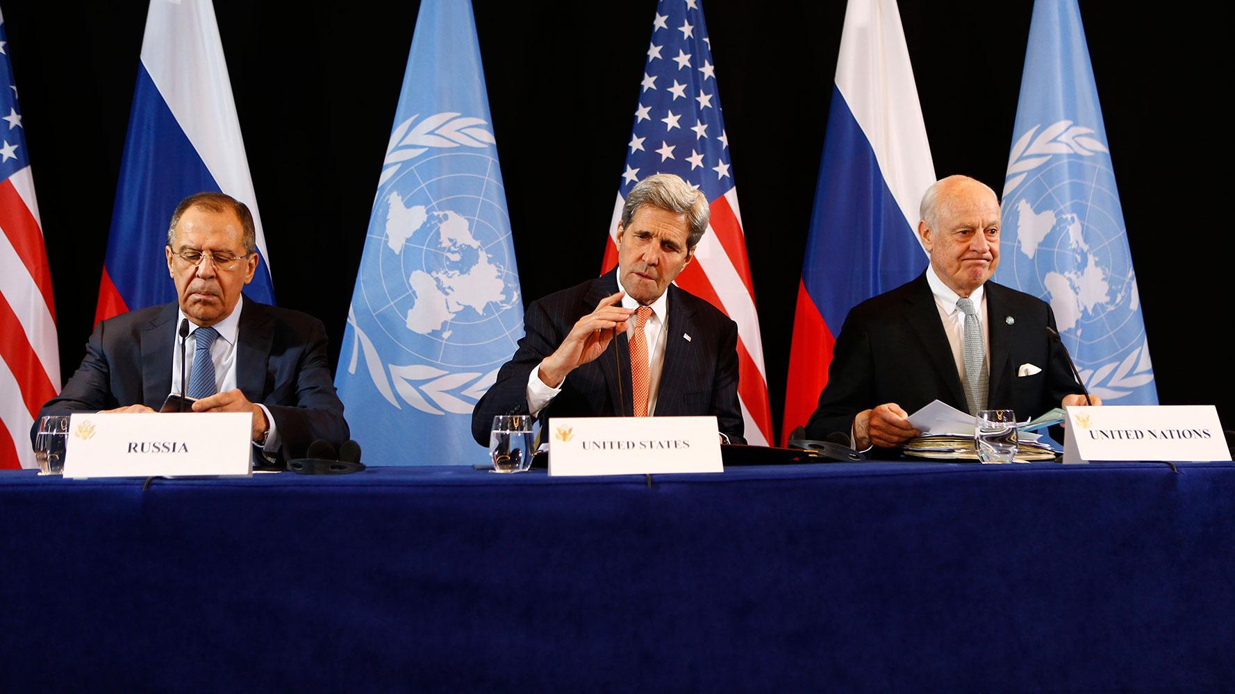 Lavror, Kerry och FN:s sändebud Staffan de Mistura berättar om eldupphöret ddn 18 februari.