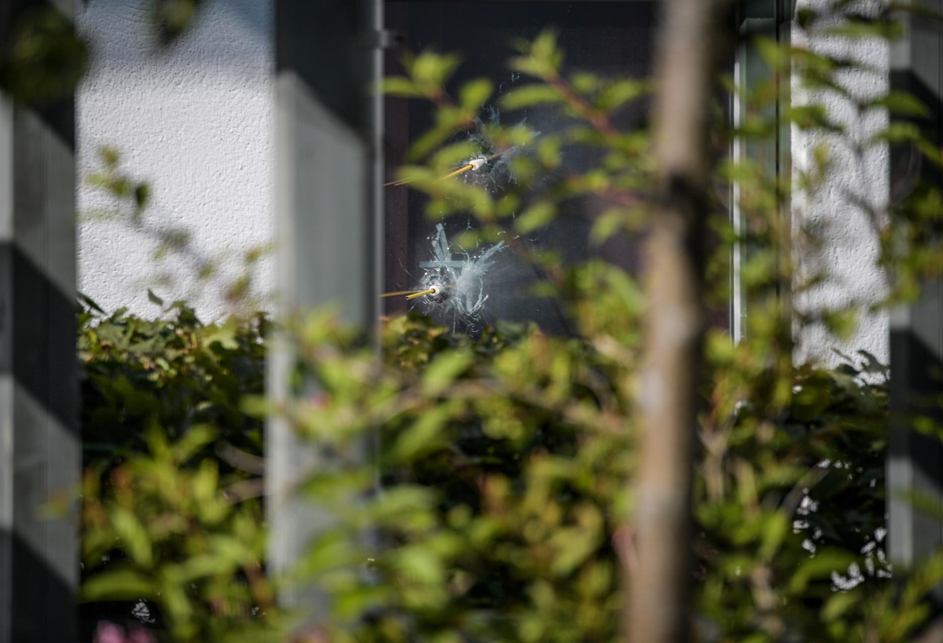 Skotthål i fönstret i Råcksta där en 18-årig kvinna dödades. 