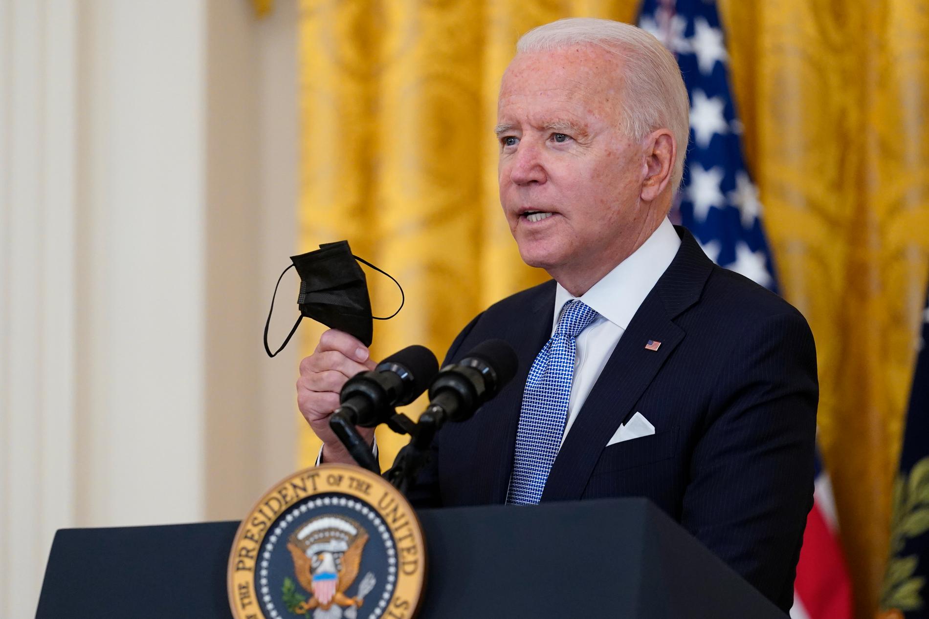 President Joe Biden manar i ett tal alla i USA att vaccinera sig mot covid-19.
