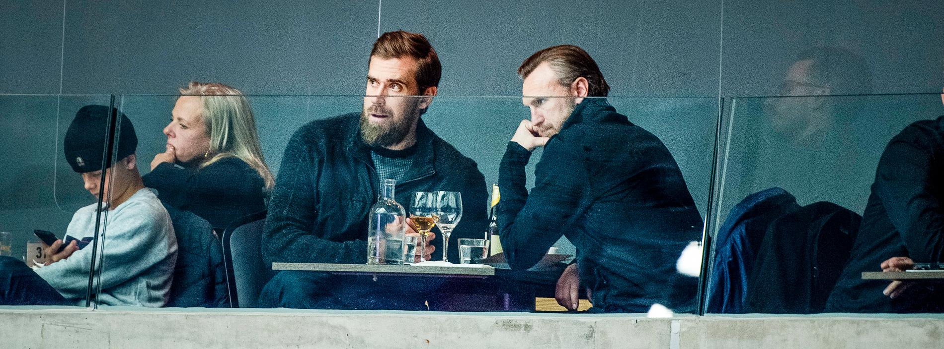 Niklas Kronwall, till höger, och Henrik Zetterberg på plats i Malmö i tisdags och matchen mellan Malmö och Frölunda. 