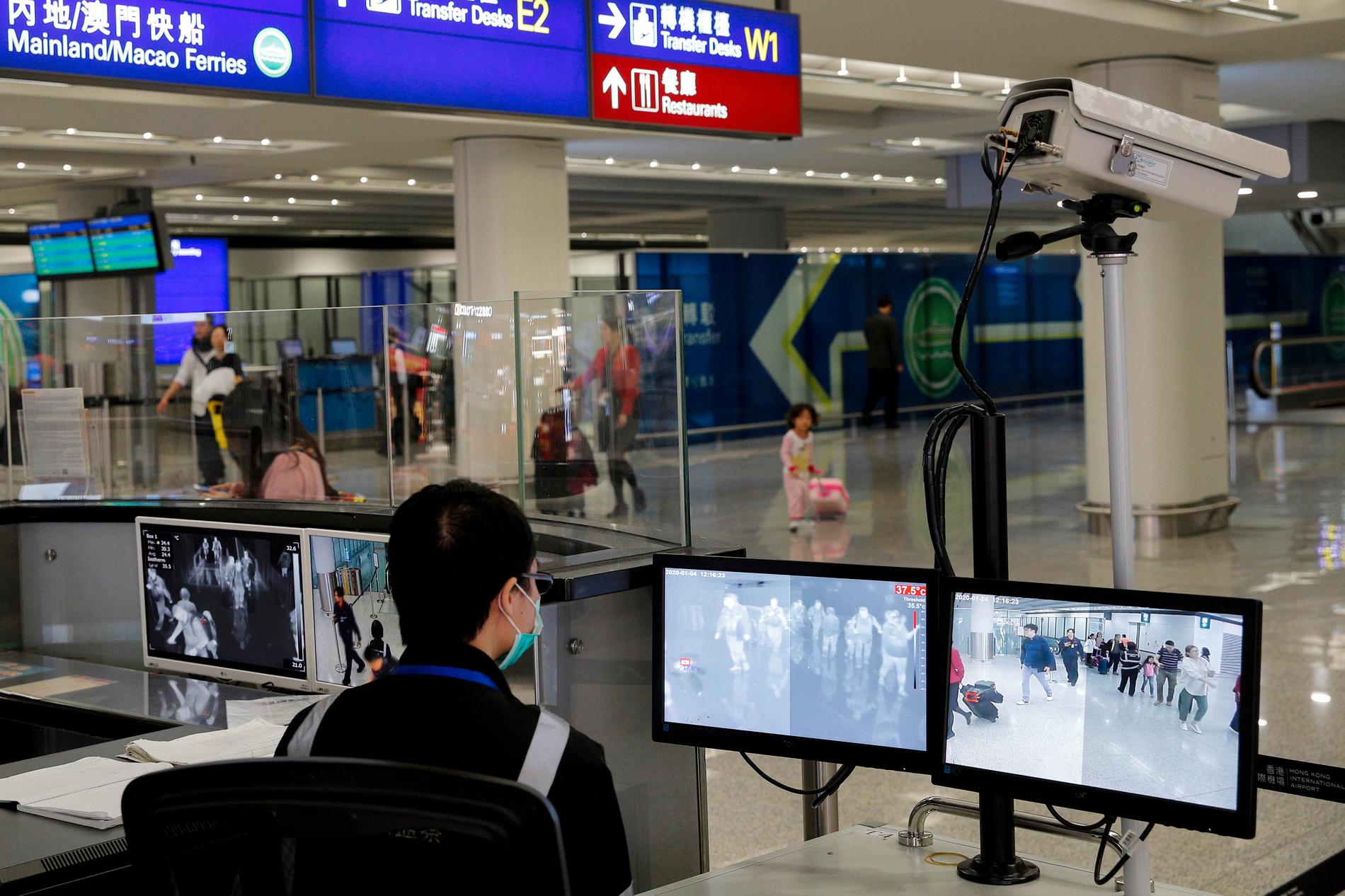 Passagerare kontrolleras på flygplatsen i Hongkong. Arkivbild.