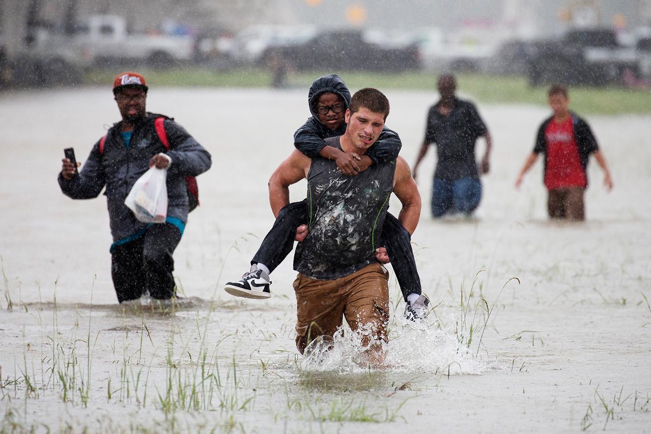 Houstonbor hjälper varandra att evakuera de värst drabbade områdena. 