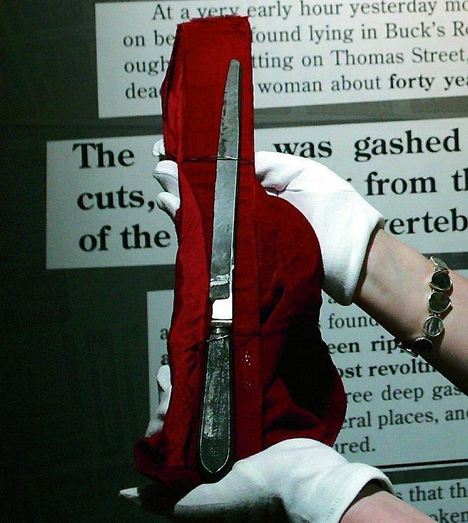 En kniv som Jack the Ripper tros ha använt. Här visas den upp i samband med en utställning på ett Londonmuseum.