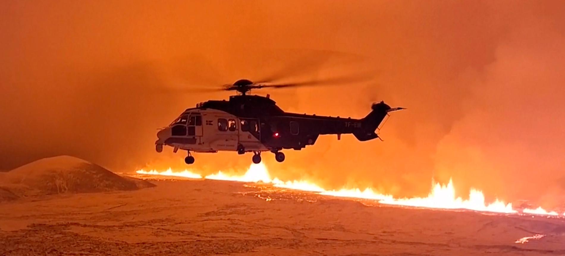 Den Isländska kustbevakningens helikopter har skickats ut för att lokalisera utbrottet, som ska ha inträffat söder om Stóra-Skógafell. Bilden är från förra utbrottet. 