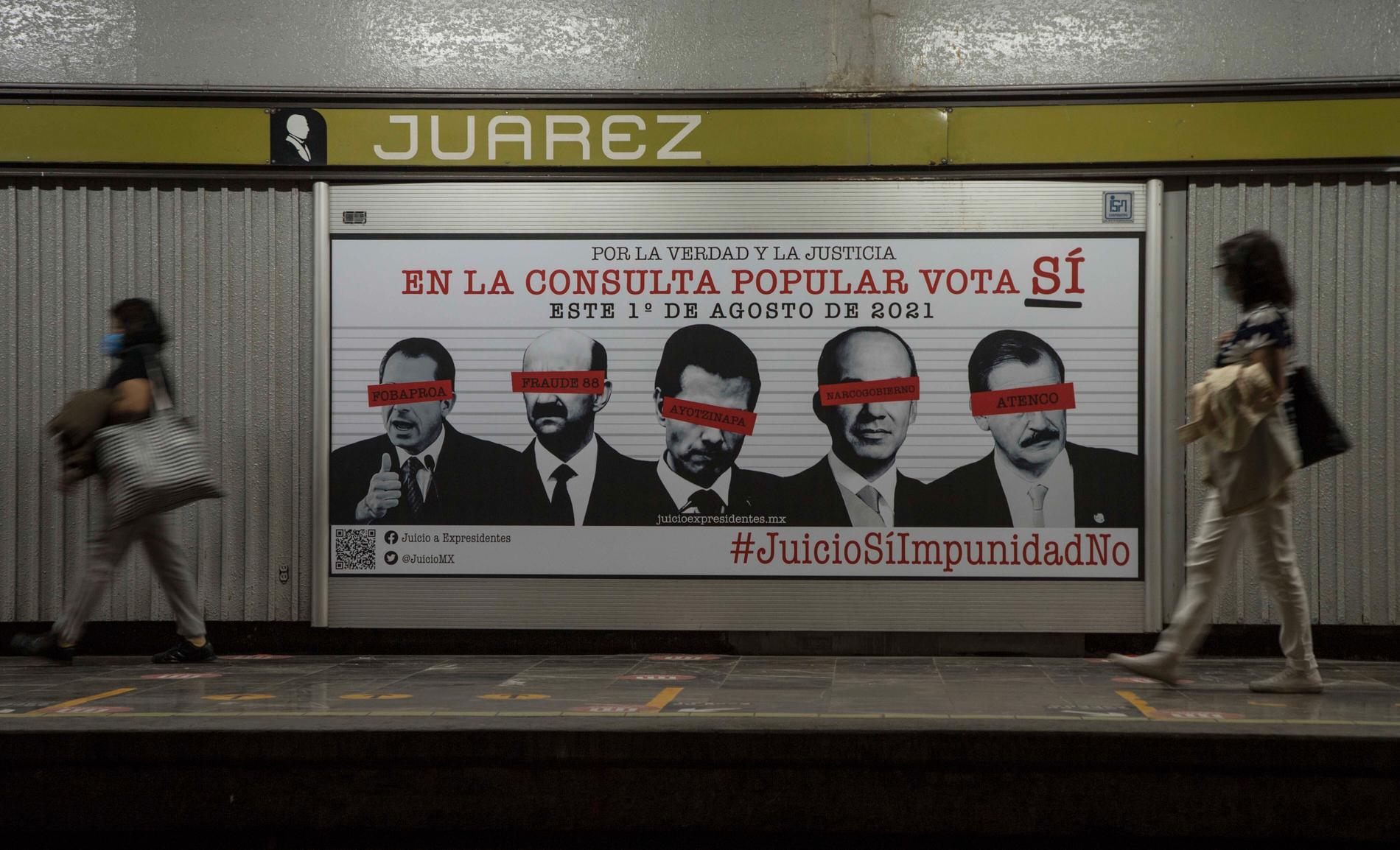 "Ja till rättvisa, nej till immunitet" lyder budskapet på denna valaffisch i Mexico City, som pryds av de fem berörda expresidenternas ansikten.
