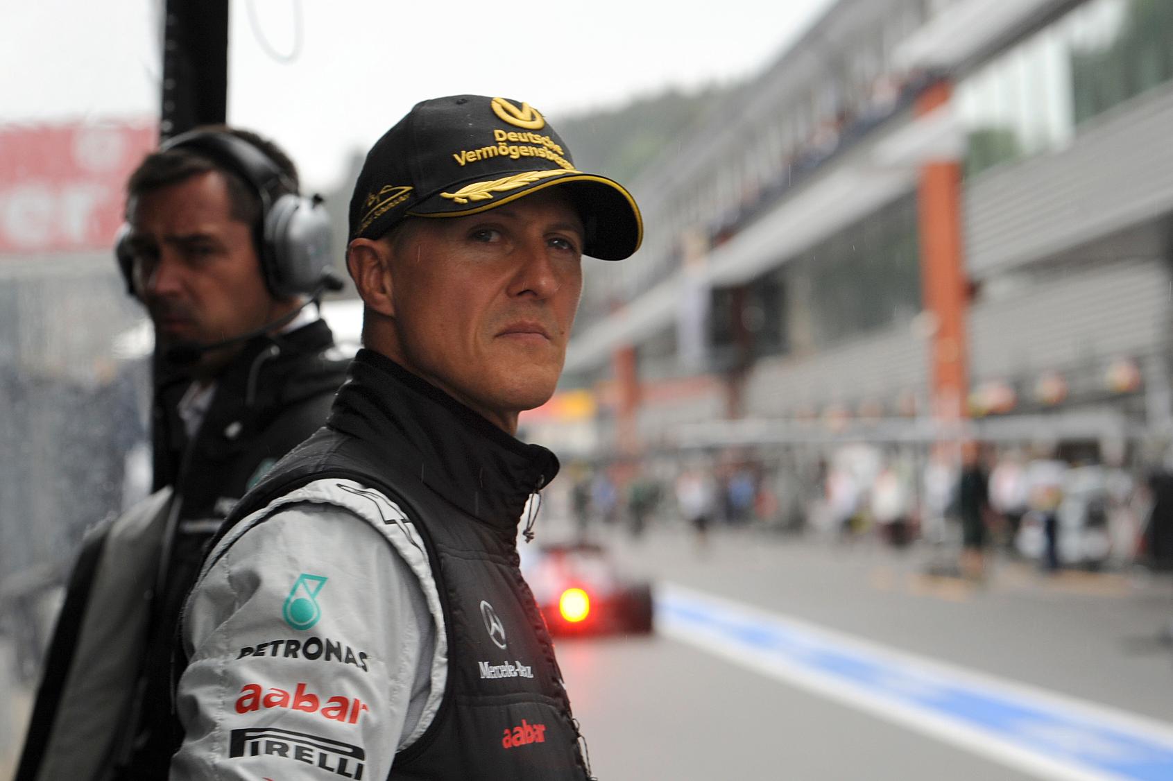 Michael Schumacher först att ta plats i Mercedes nya bil.