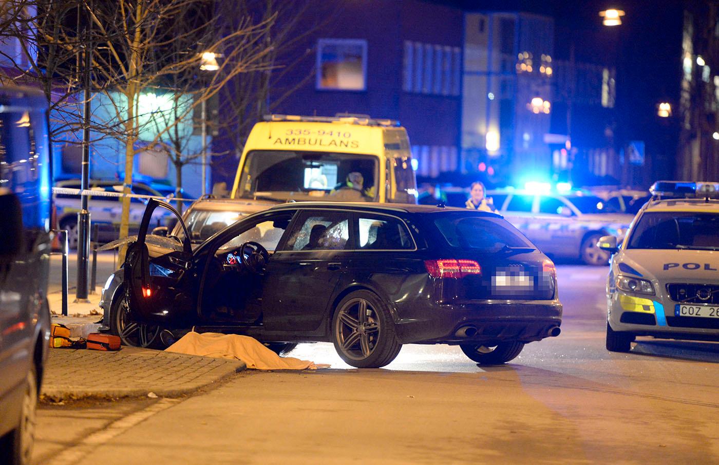 Ett flertal skott avslossades rakt in i bilen när en 32-årig man sköts ihjäl i Sollentuna i november.