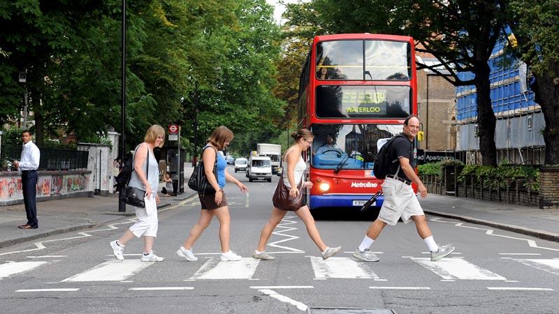 Att korsa övergångsstället på Abbey Road är fortfarande populärt bland Beatles-fans och turister.