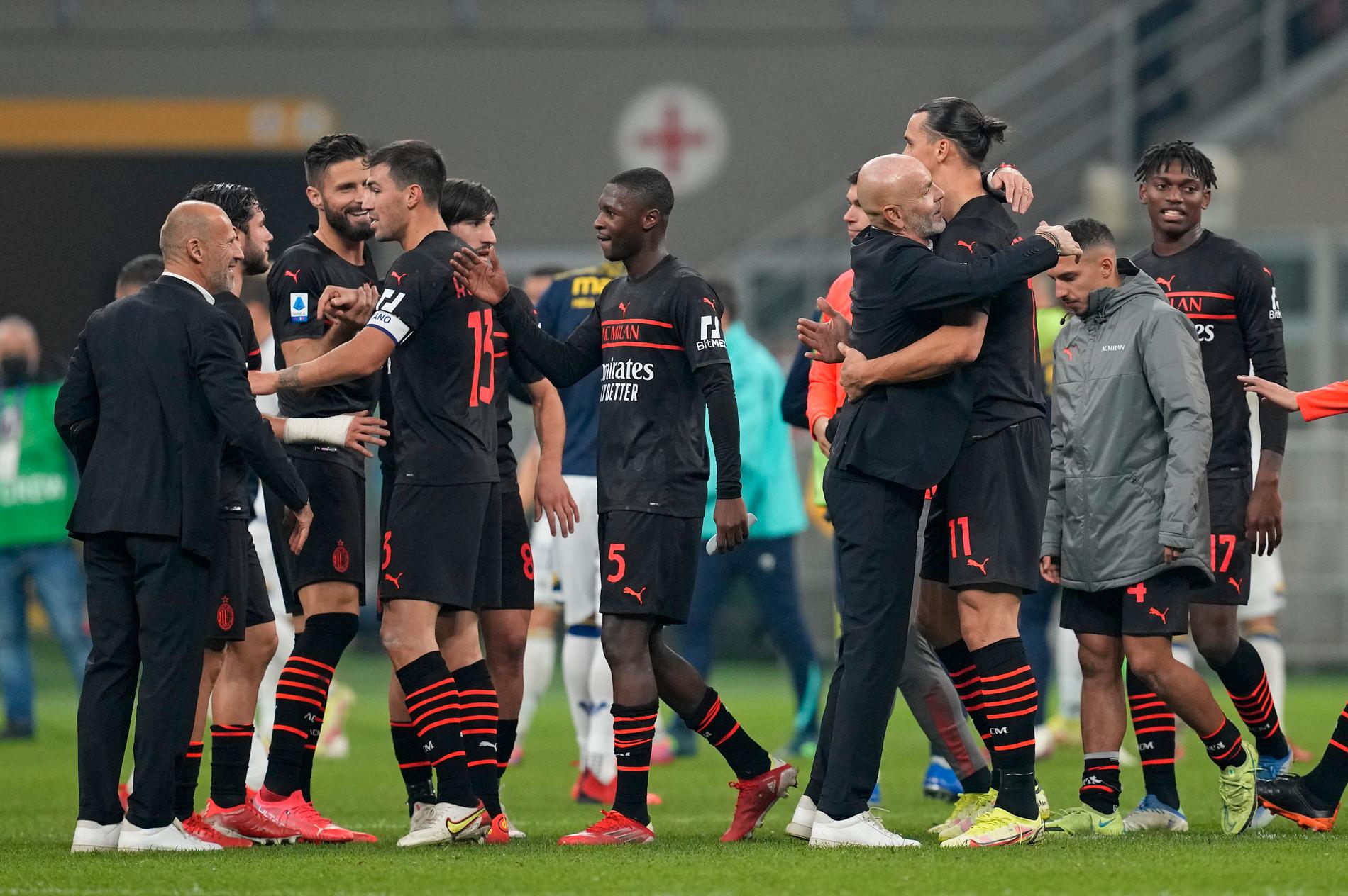 Milans tränare Stefano Pioli kramar om Zlatan Ibrahimovic efter comebacken i lördags.