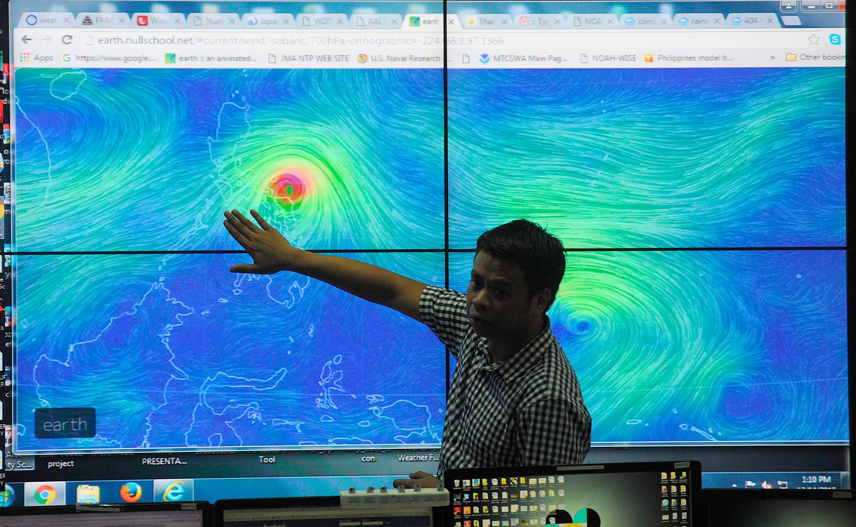 Meteorologer bevakar tyfonen Melor.