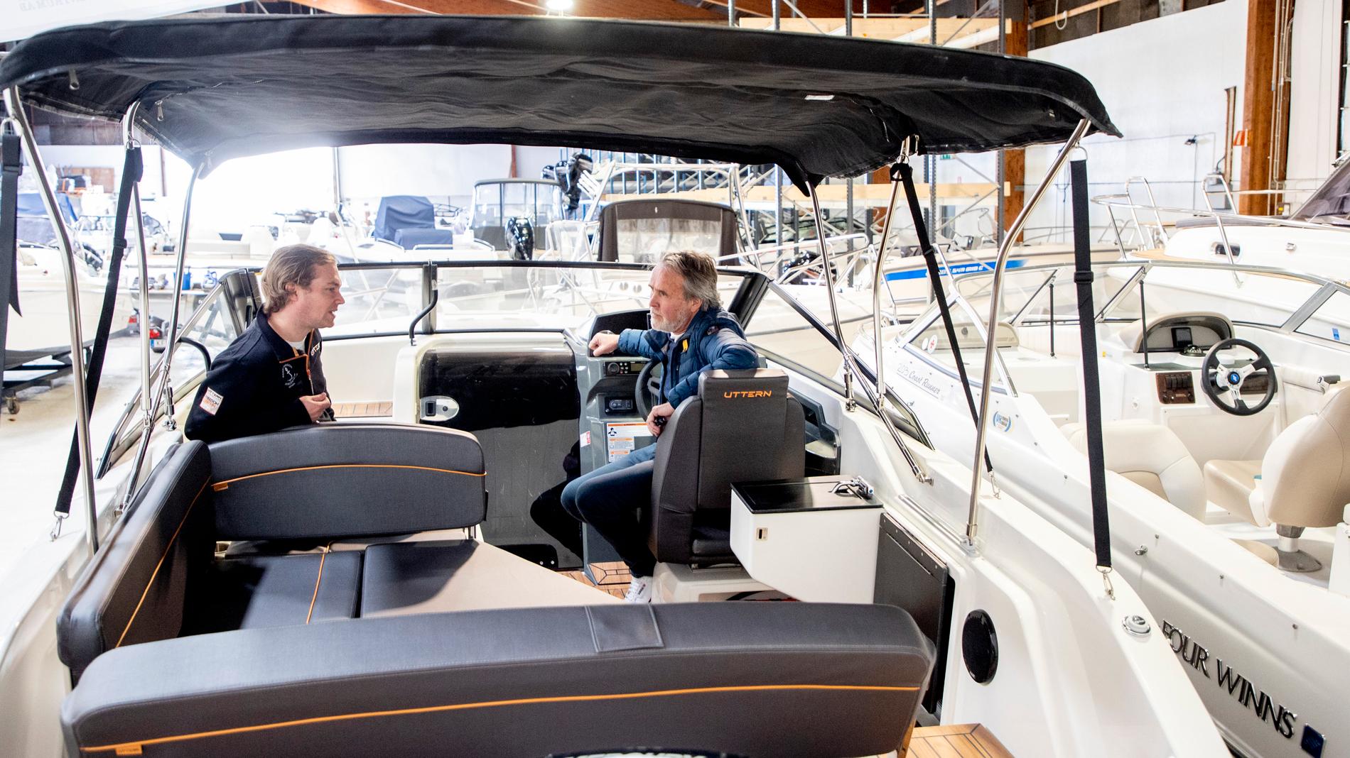 Försäljaren Daniel Fägersten och båtspekulanten Martin Selander samtalar i en båt på Harry Hansson marincentrum i Göteborg. Många vill köpa båt inför sommaren, nu när man varken får åka utomlands eller trängas med andra.