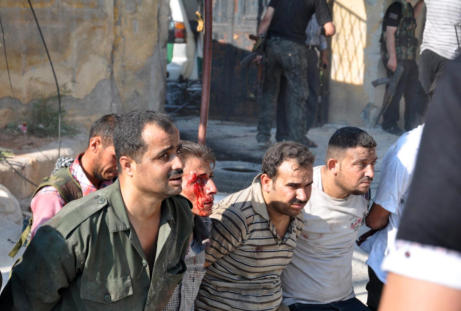 Polismän i Shaar-distriktet som tagits till fånga av av rebeller efter att polisstationen stormats.