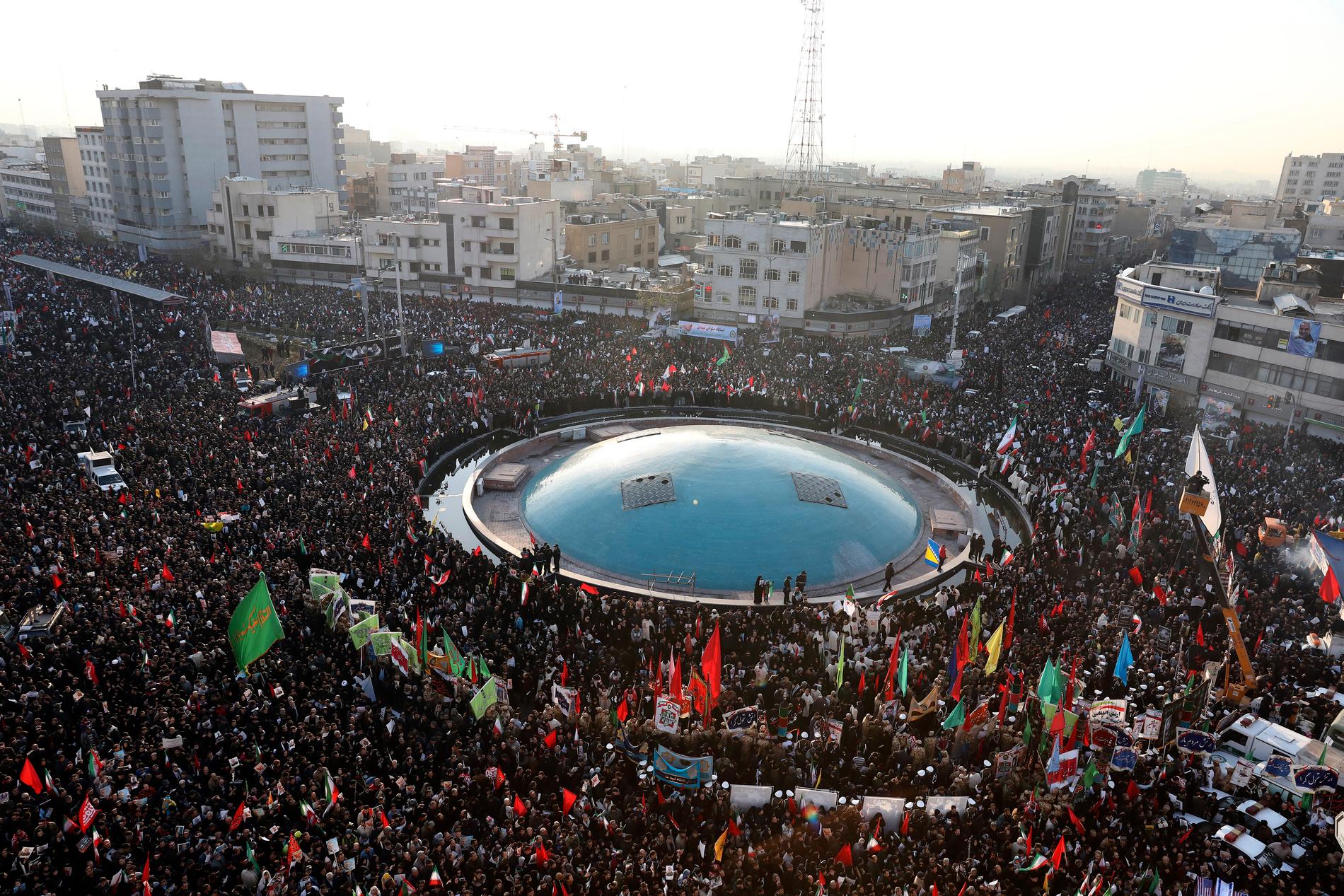 Människor samlas på Revolutionstorget i Teheran under en begravningsceremoni för Qassem Soleimani.