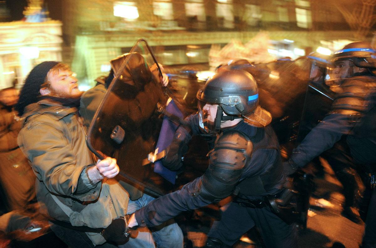 Våldsamt Stora polisstyrkor slog tillbaka mot demonstrantena med batonger och sköldar.