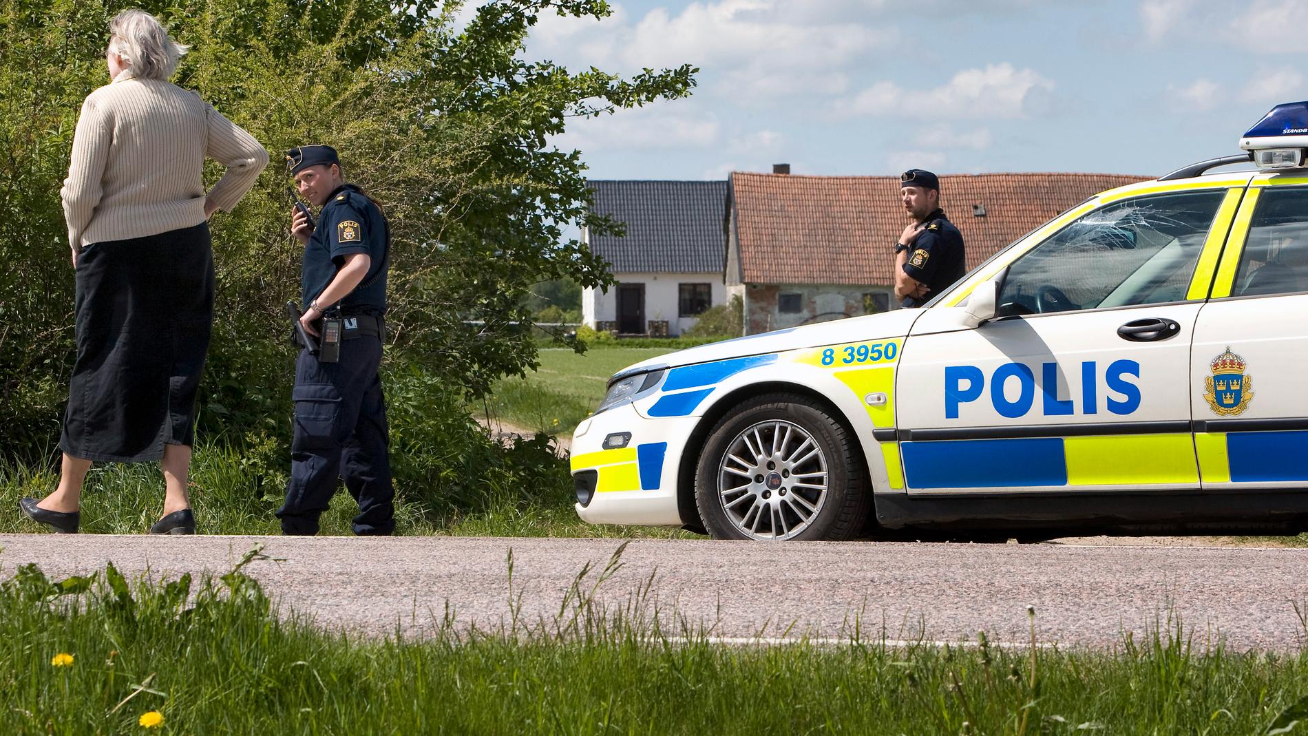 Poliser vid gården i Kastberga öster om Eslöv där en lantbrukare 2008 hittades mördad. Arkivbild.