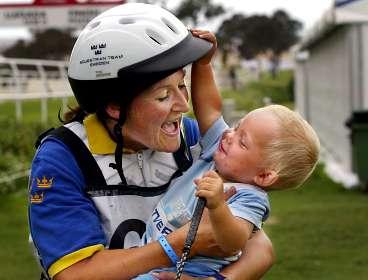 Framtida medaljhopp? Paula Törnqvist tog med sig sin son Philip till ryttar-VM, Spanien. Och det stoppar inte hennes karriärplaner. " Jag är såååå motiverad", säger hon.