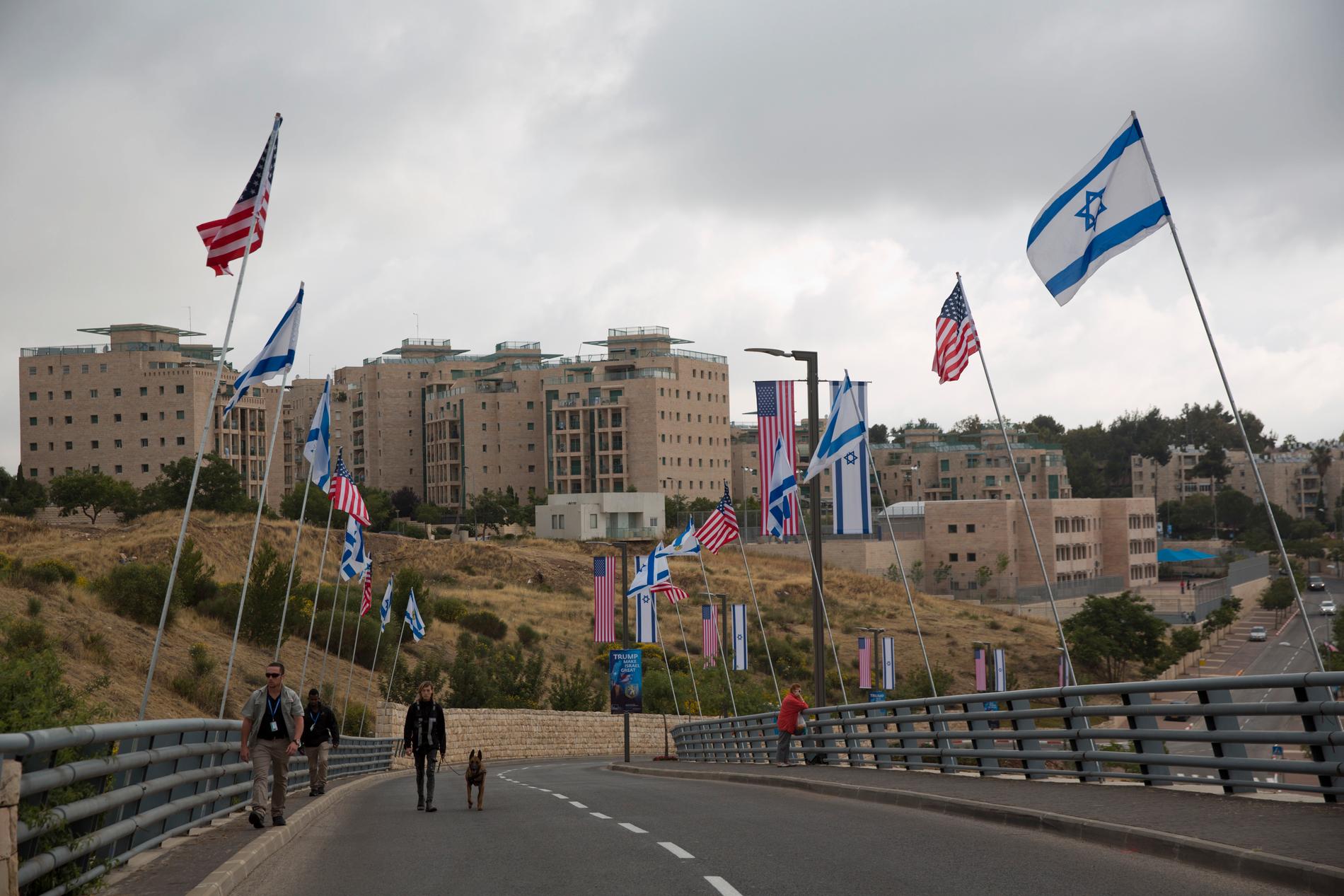 Amerikanska och israeliska flaggor längs med vägen som leder fram till USA:s ambassadbyggnader i Jerusalem.