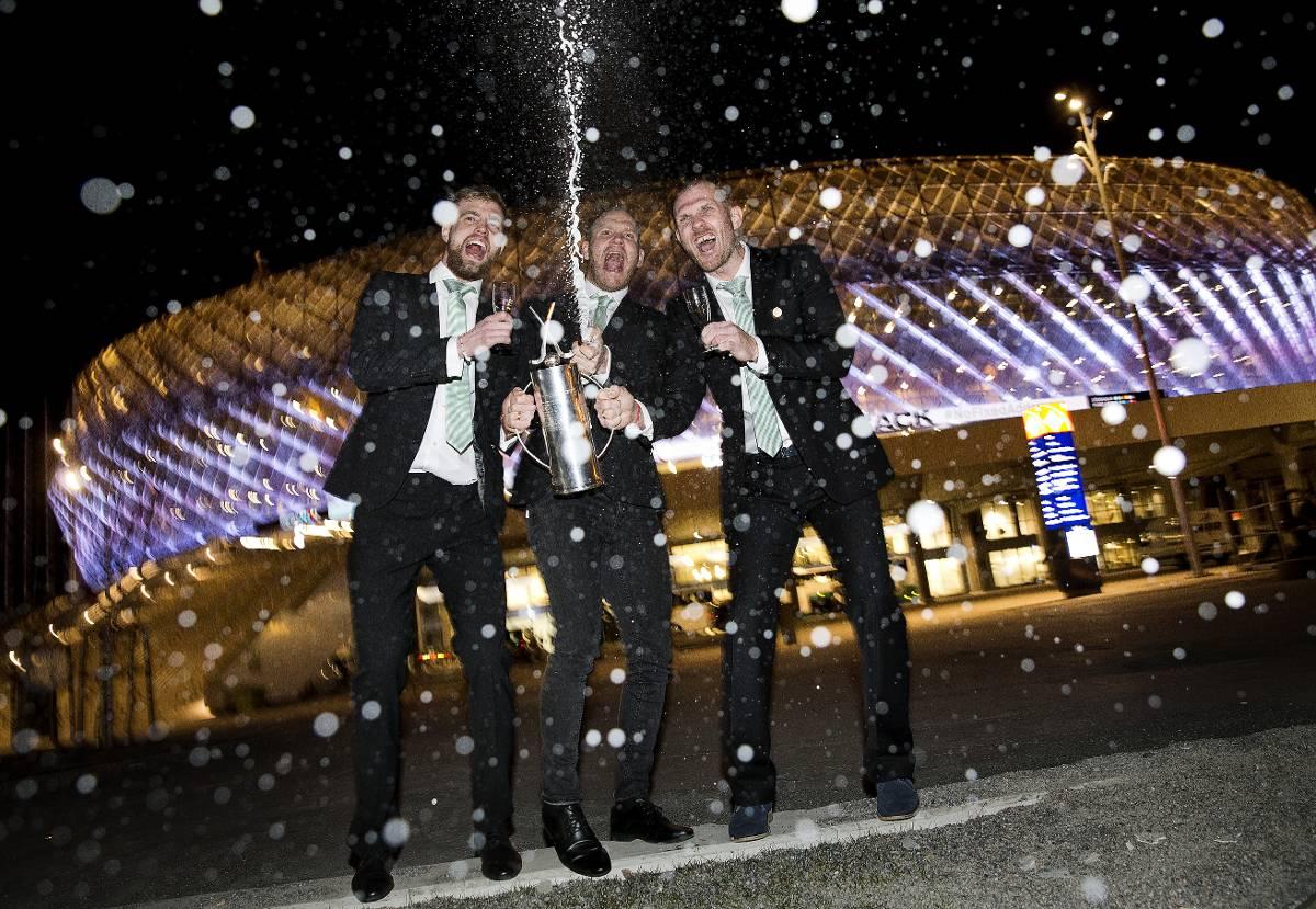 BandyfestJonas Nilsson, Johan Esplund och Andreas Bergwall knäcker en skumpa före bandygalan i Annexet.