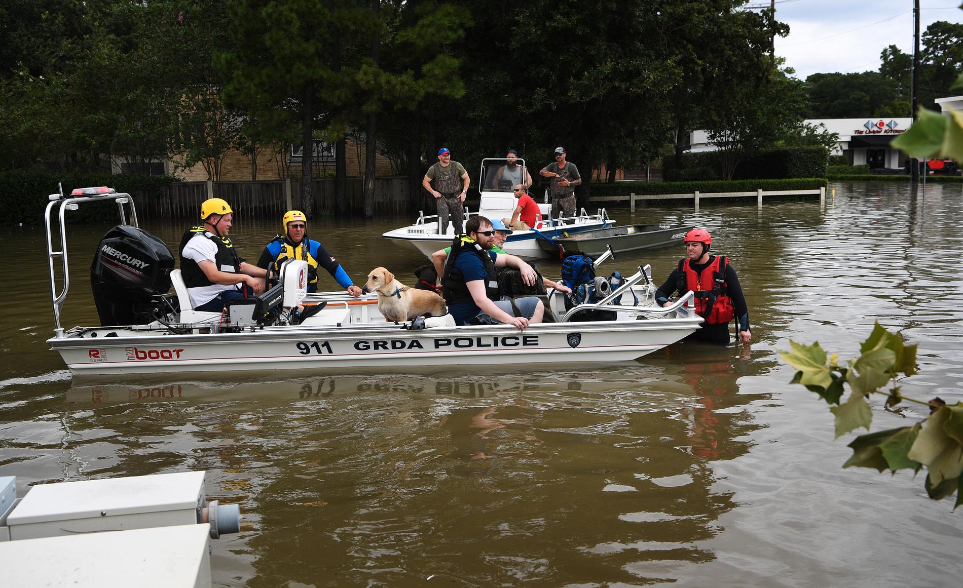Räddningspersonal tar sig runt i båtar.