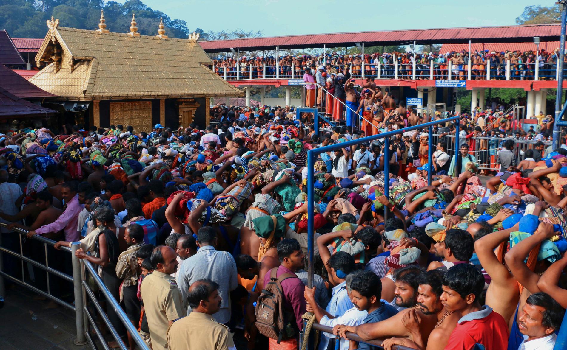 Hinduer köar för att besöka Sabarimalatemplet i samband med en pilgrimsvandring 2015. Arkivbild.