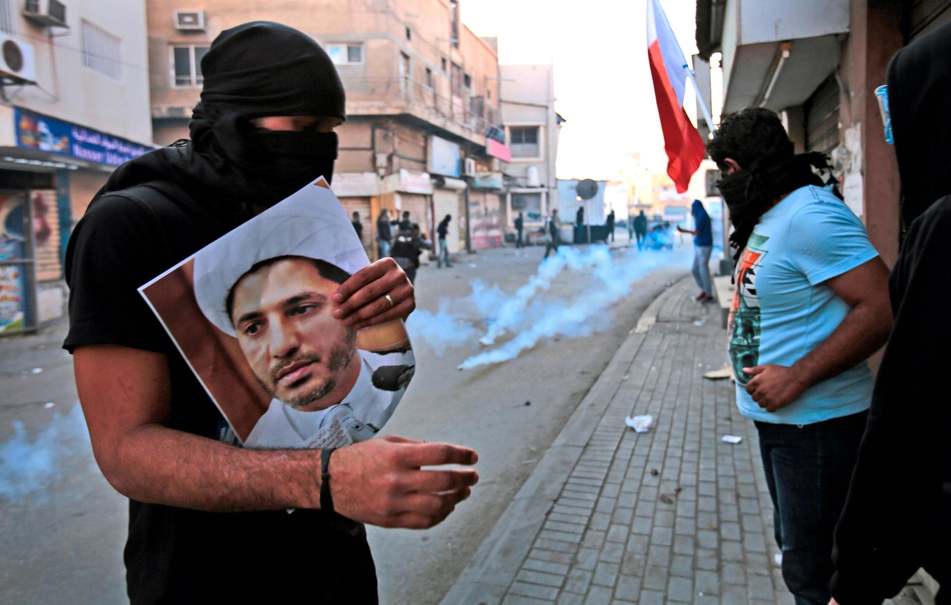 En bild av den bahrainske oppositionsledaren Ali Salman hålls upp vid en protest i kungadömet 2015. Arkivbild.