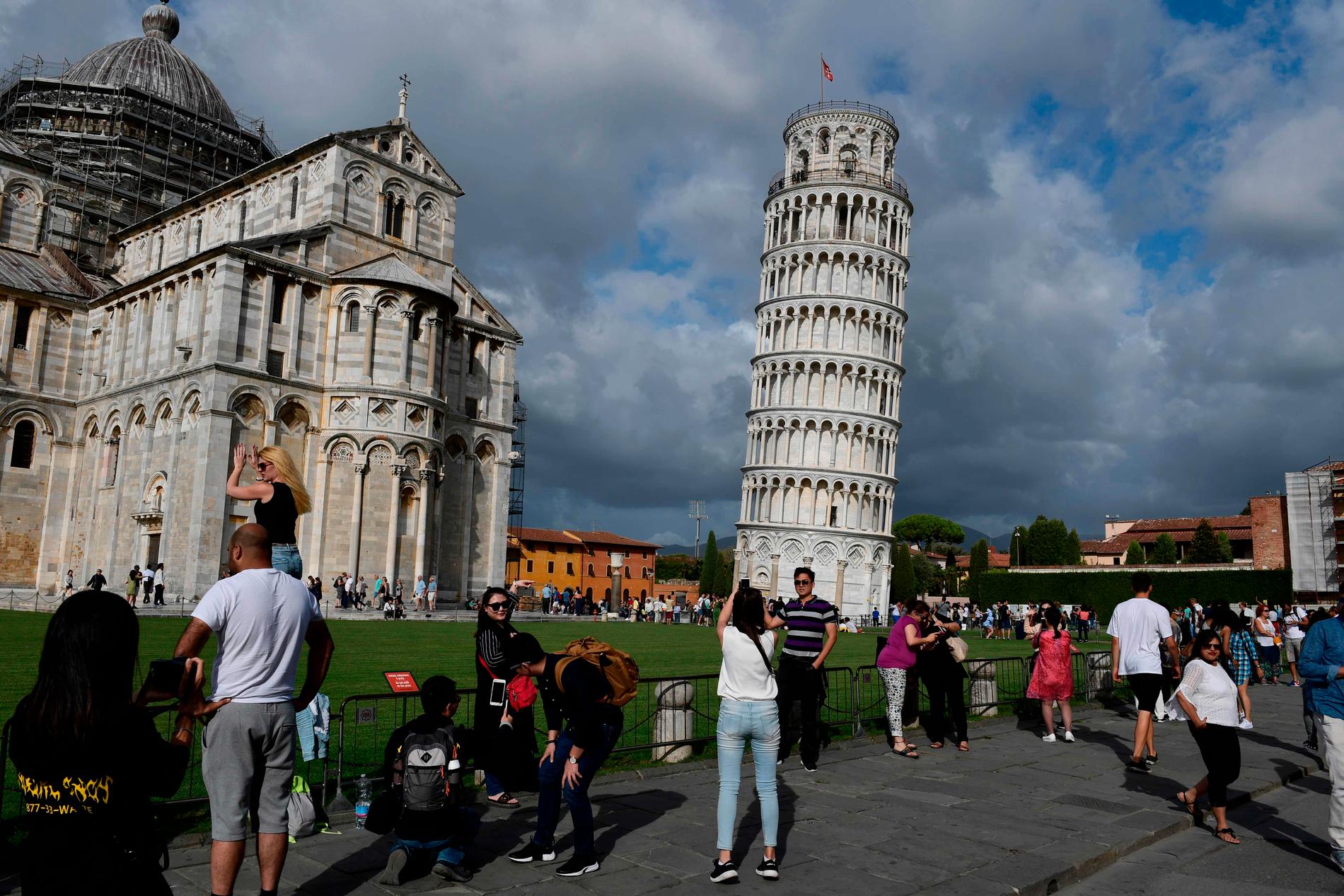 Turister framför lutande tornet i Pisa förra året. 