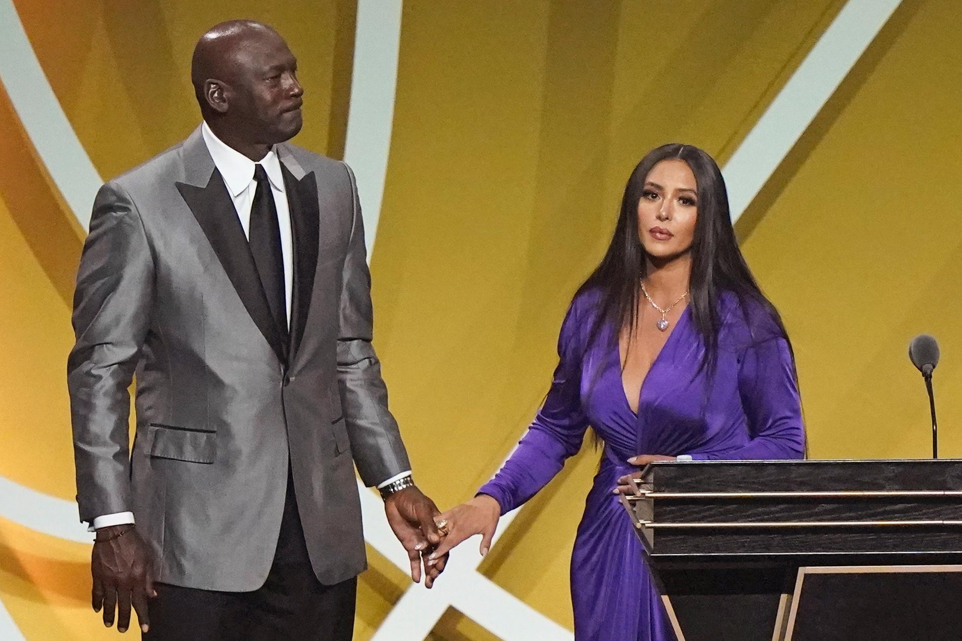 Kobe Bryants hustru Vanessa Bryant tillsammans med basketlegendaren Michael Jordan i samband ceremonin där Kobe Bryant valdes in i basketens Hall of Fame.