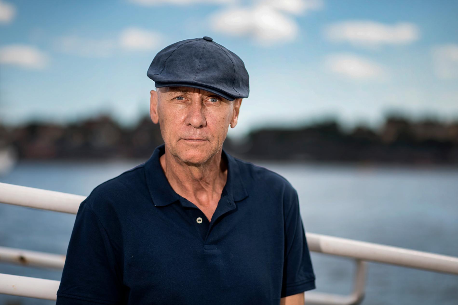 DRABBADES AV CANCER Författaren Håkan Nesser hade lovat grannen att skriva en bok som utspelade sig på Gotland. Sedan fick han cancer. – Jag tänkte att innan jag dör måste jag skriva något från Gotland, säger han.