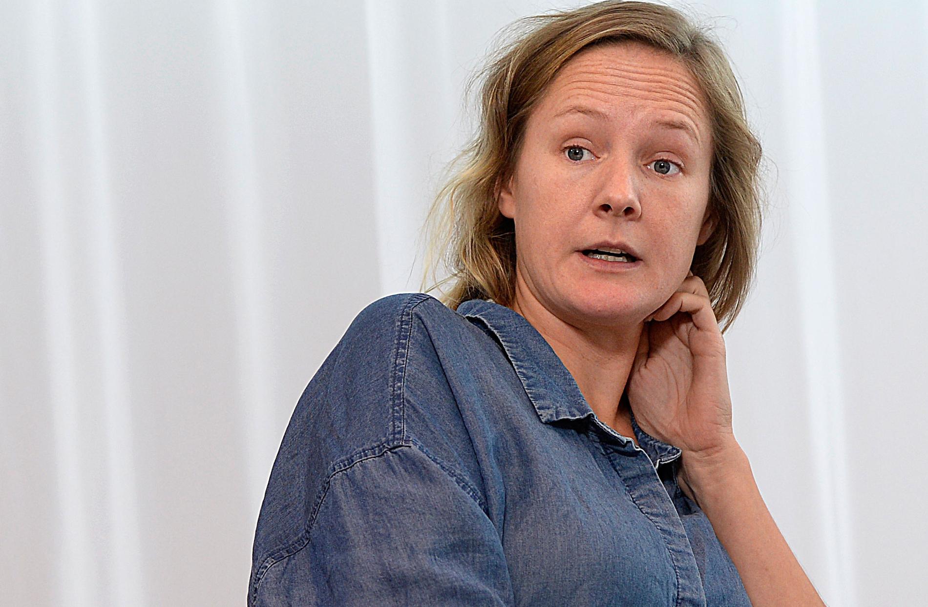 Lina Thomsgård har berättat hur SVT fick henne att välja mellan jobbet som programledare eller att vara föräldraledig.