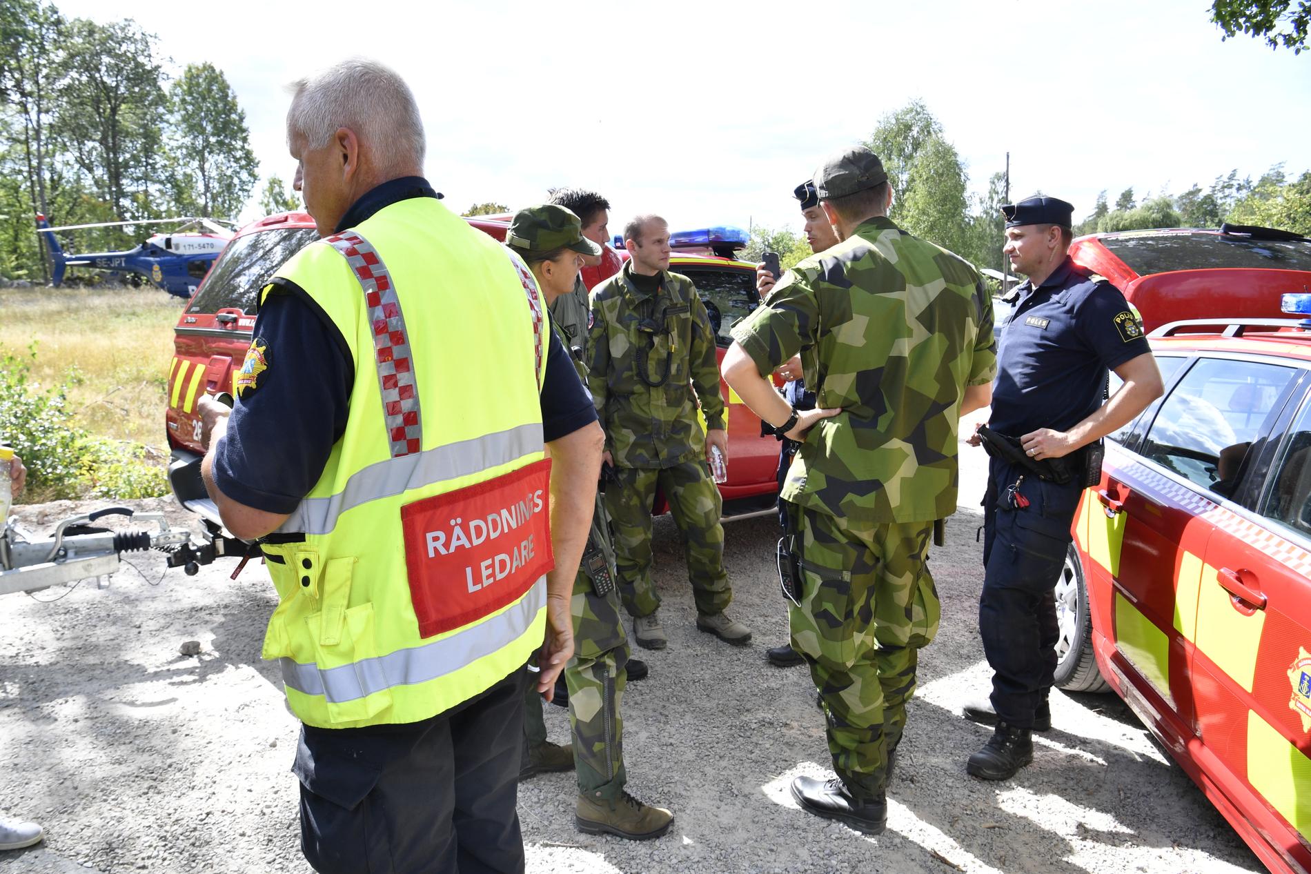 Militär, polis och räddningstjänst vid avspärrningarna vid Möljeryd utanför Ronneby, där ett Jas Gripenflygplan kraschade under förmiddagen.