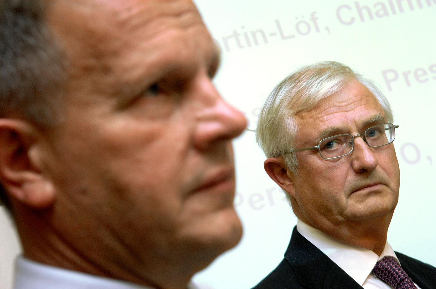 HÖGT FALL Sverker Martin-Löf, till höger, förlorar flera toppuppdrag efter att bland annat ha flugit sina jakthundar med SCA:s privatjet. Till vänster: Jan Johansson, vd och koncernchef SCA, som avgick i slutet av januari..
