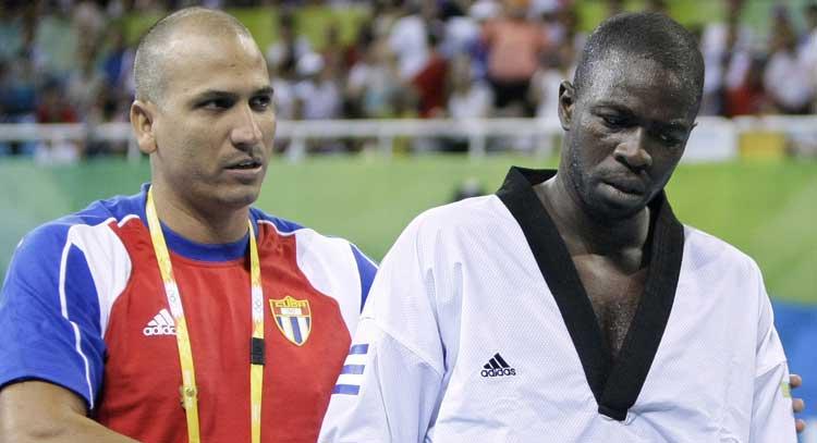 Carlos Matos och hans tränare Leudis Gonzales på väg ut från teakwondo-arenan. Nu är båda avstängda på livstid.