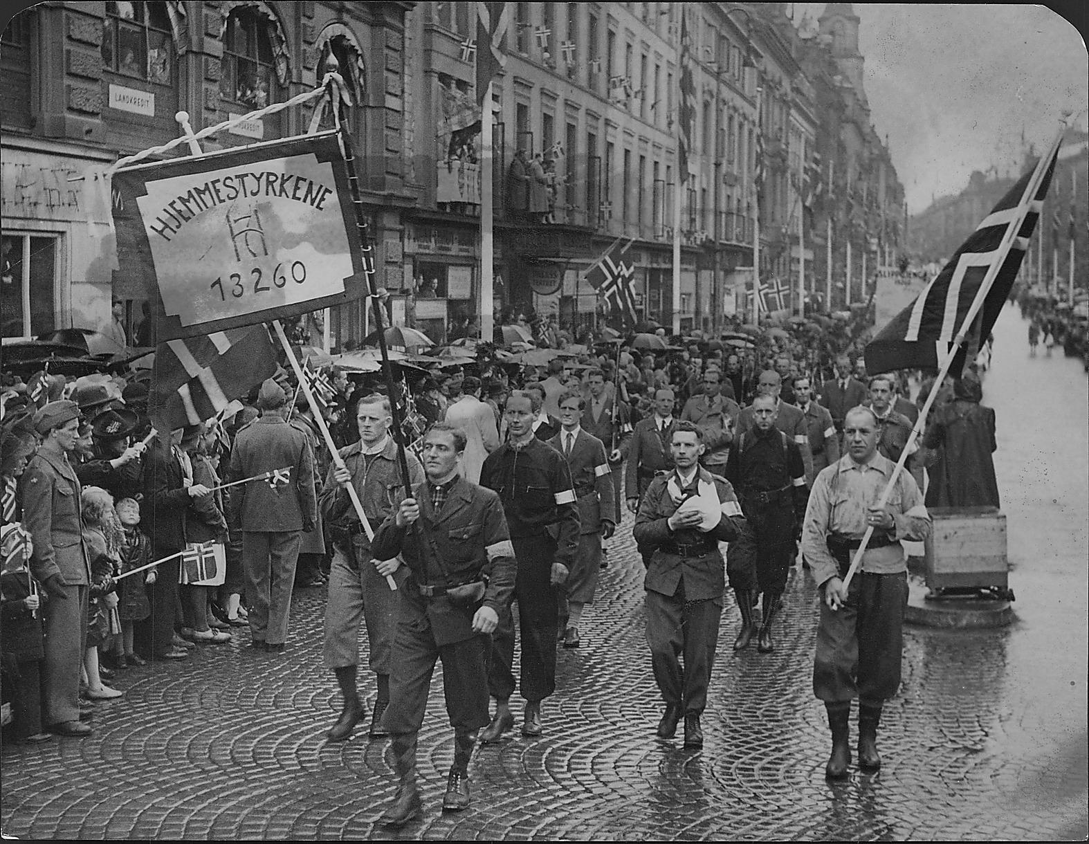 Norska motståndsmän marscherar genom ett befriat Oslo 1945.