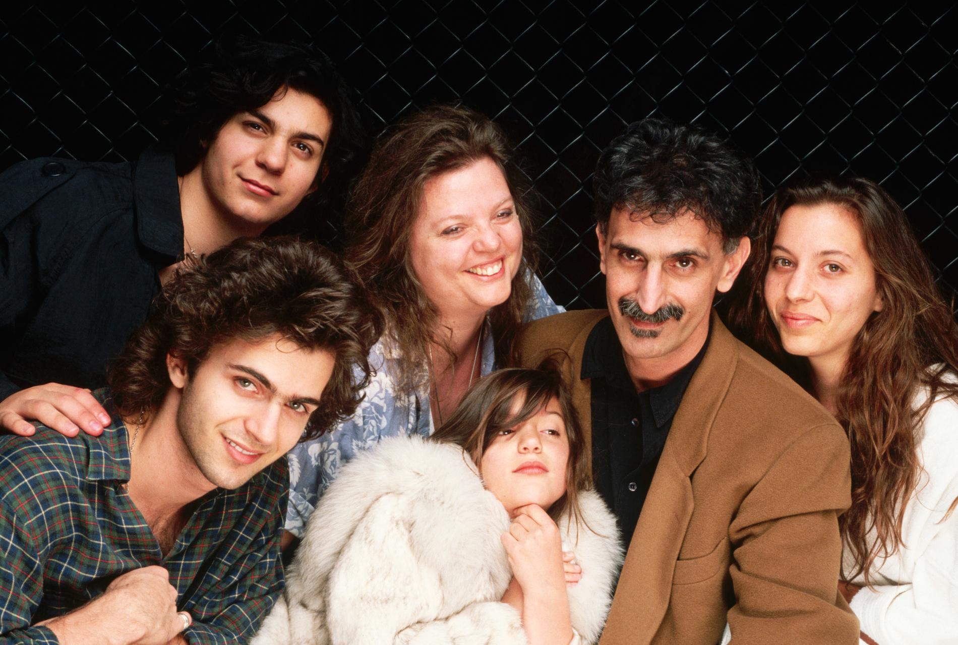 Ahmet Zappa, Dweezil Zappa, Gail Zappa, Diva Zappa, Frank Zappa och Moon Unit Zappa 1988.