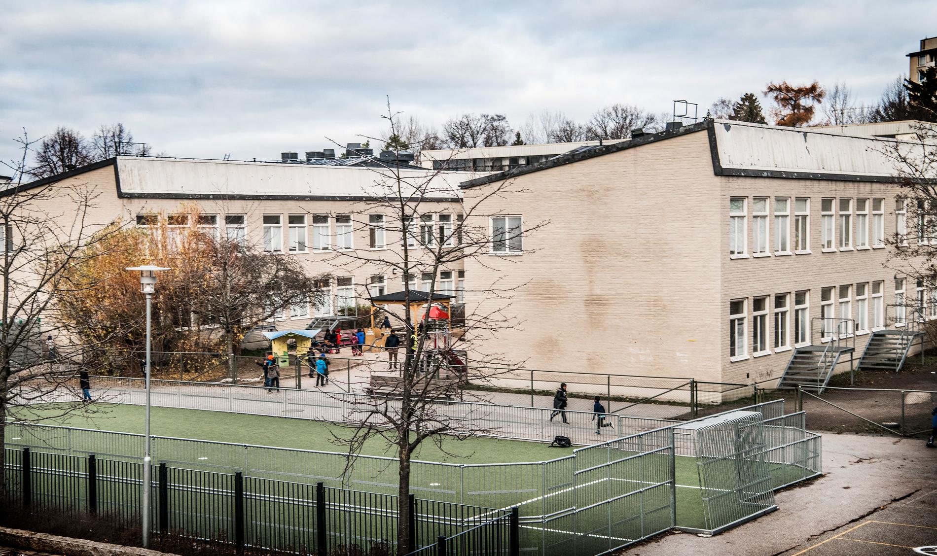 Al-Azhar, muslimsk friskola i västra Stockholm. ”Förbjud alla religiösa privat­skolor”, föreslår Jan Guillou.