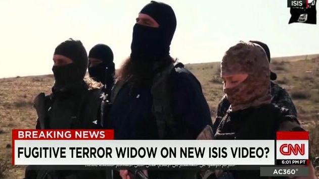 Kvinnan längst till höger i bild misstänks var den eftersökta Hayat Boumeddiene, 26, enligt CNN som hänvisar till franska säkerhetskällor.