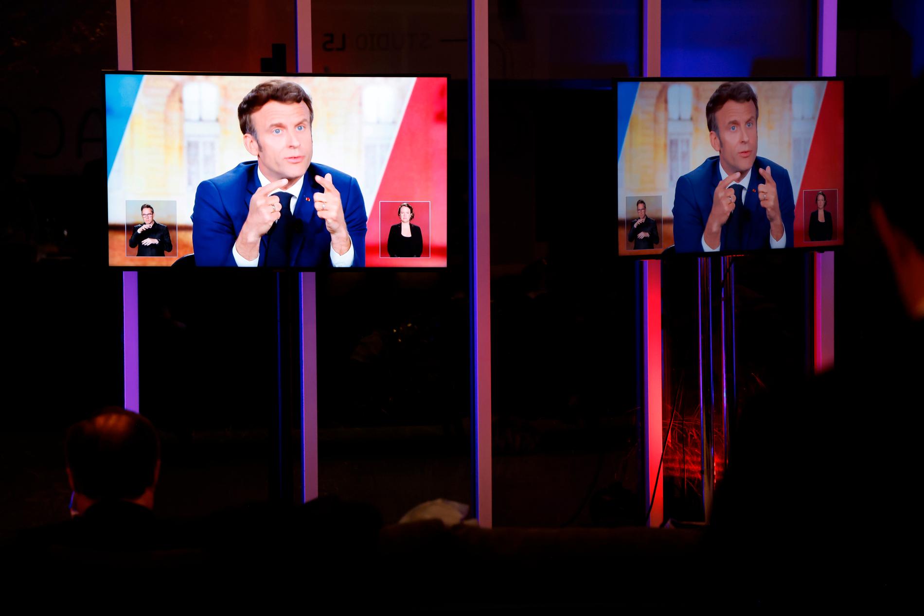 President Emmanuel Macron får konkurrens i rutan, när fransk tv utökar vädersändningarna. Arkivbild.