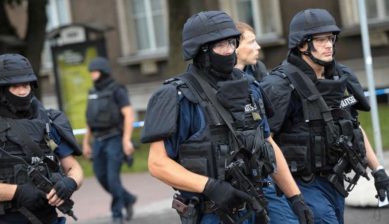 Klockan var strax efter tre på torsdagseftermiddagen när det våldsamma gisslandramat på Estlands försvarsdepartement startade.
