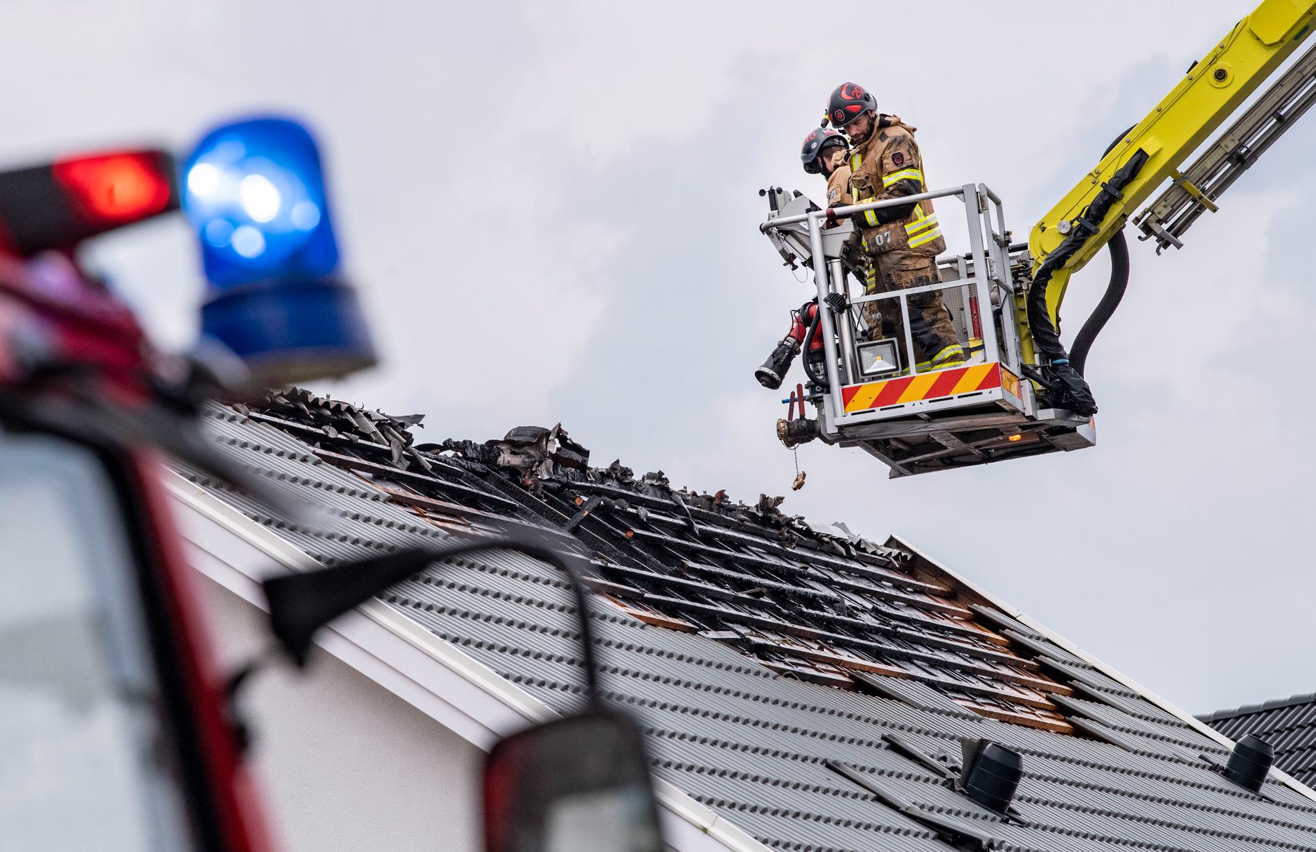 Räddningstjänsten bekämpar en brand i taket på en villa i Nybrostrand utanför Ystad. Branden tros ha orsakats av ett blixtnedslag.