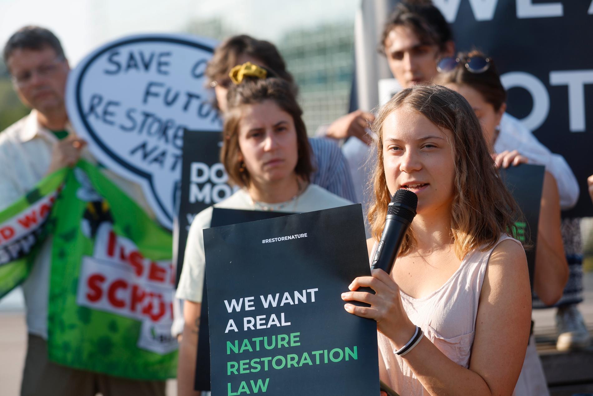Svenska klimataktivisten Greta Thunberg utanför EU-parlamentet inför en omröstning om EU:s naturrestaureringslag i somras. Arkivbild.