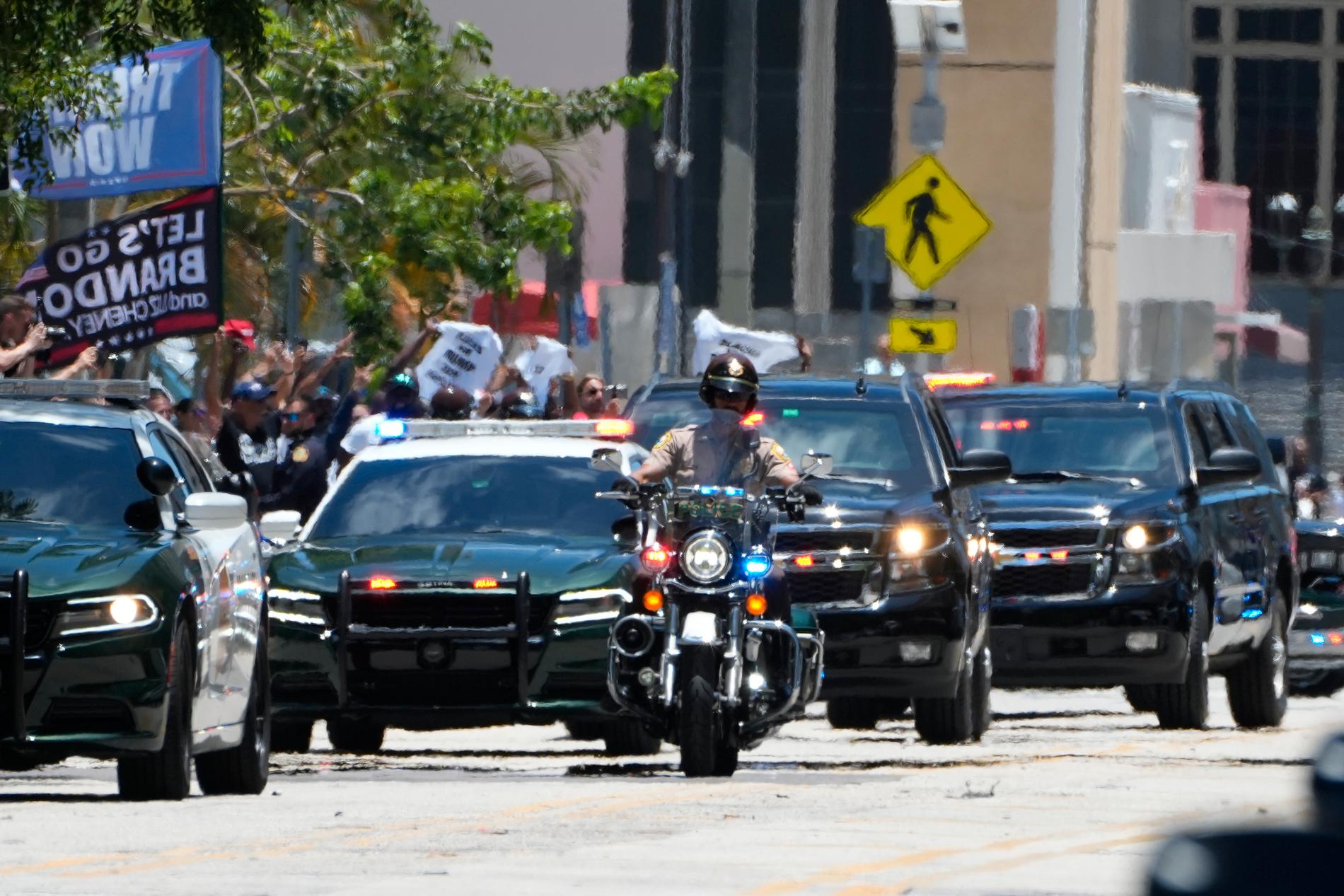 Kortege när Trump är på väg till domstolen i Miami. 