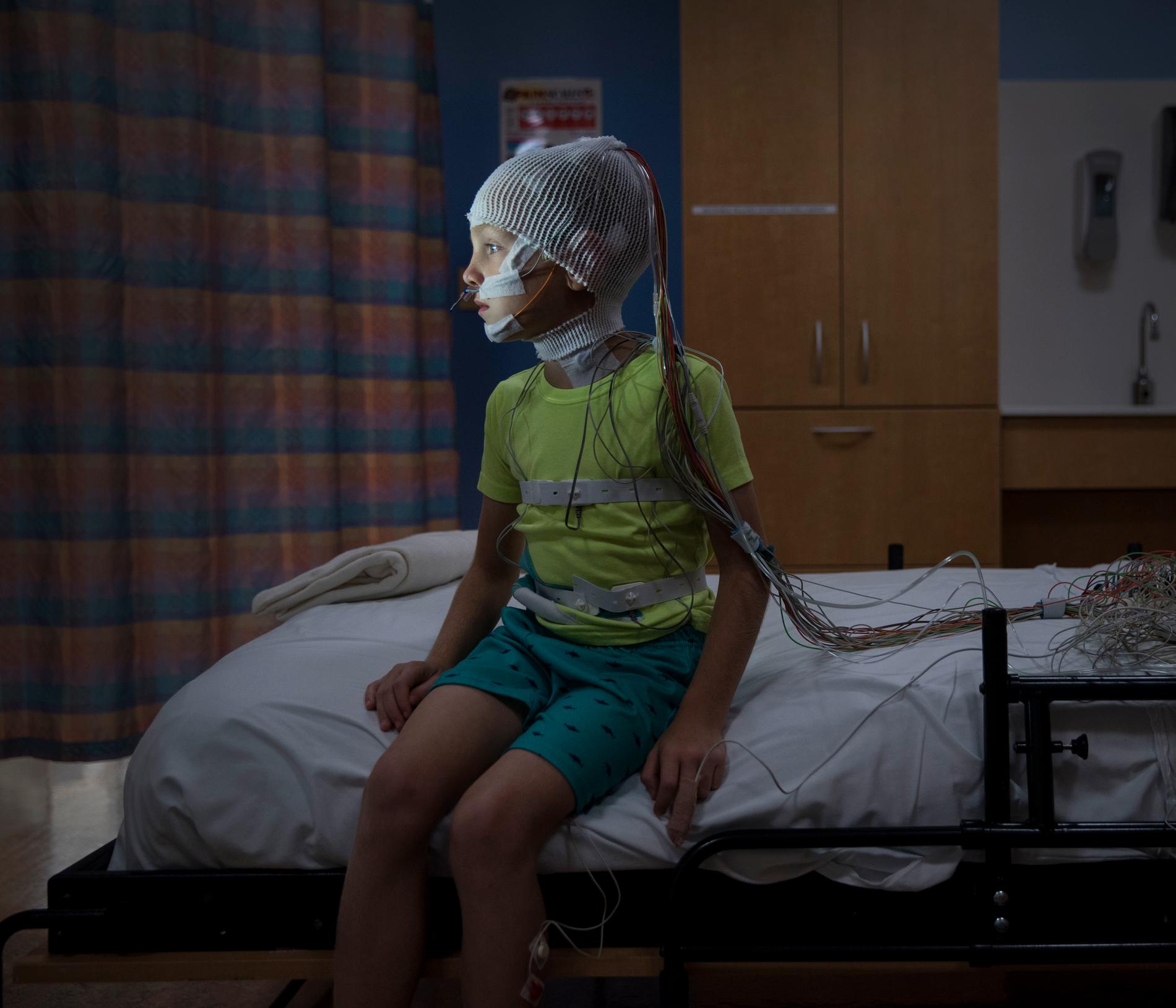 Bra sömn är livsviktigt för barns hälsa och utveckling. Åttaårige Michael Bosak är täckt av kablar och elektroder när han väntar på "läggdags". Han deltar i en sömnstudie i Childrens National Health systems regi I USAs huvudstad Washington. Han testas för sömnaden, ett tillstånd då han får andningsuppehåll vid upprepade tillfällen under natten. 